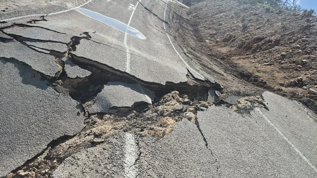 Konyaaltı’nda Yol Çöktü, Alternatif Çözüm Çözümsüz Kaldı (1)