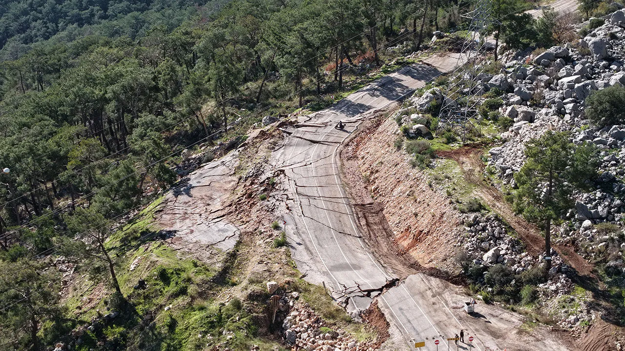 Konyaaltı’nda Yol Çöktü, Alternatif Çözüm Çözümsüz Kaldı (2)