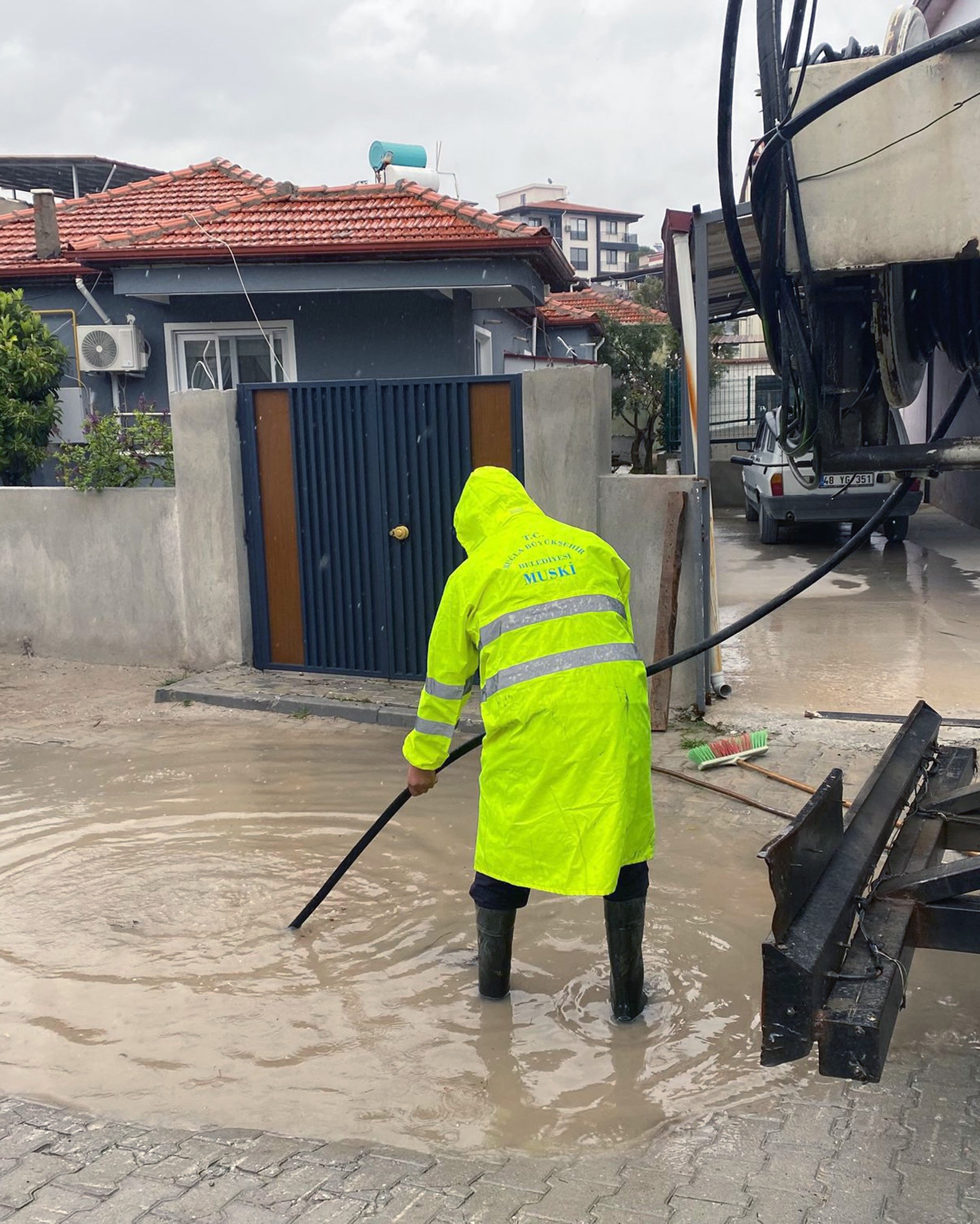 Sağanak yağışa karşı ekipler sahaya indi