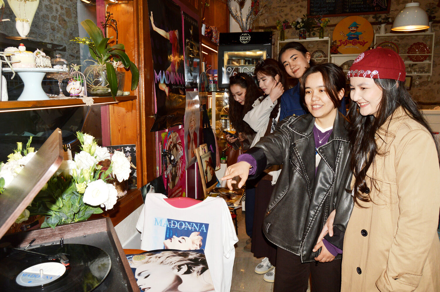 Öğretmenin Madonna Askı (1)