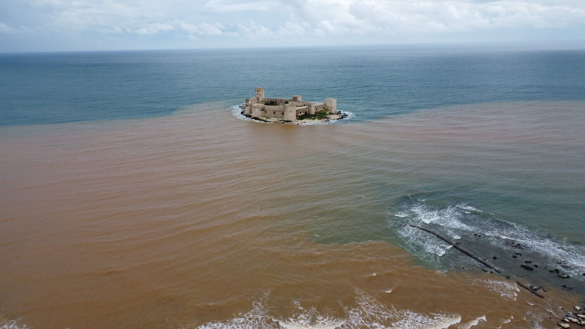 Sel Sulari Akdenizi Kahverengiye Buladi (2)