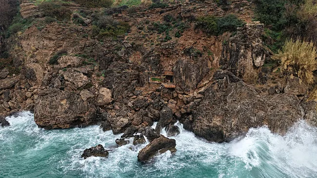 Skandal Apartmandan Bakın Hangi Ünlü Isimler Çıktı (1)-1