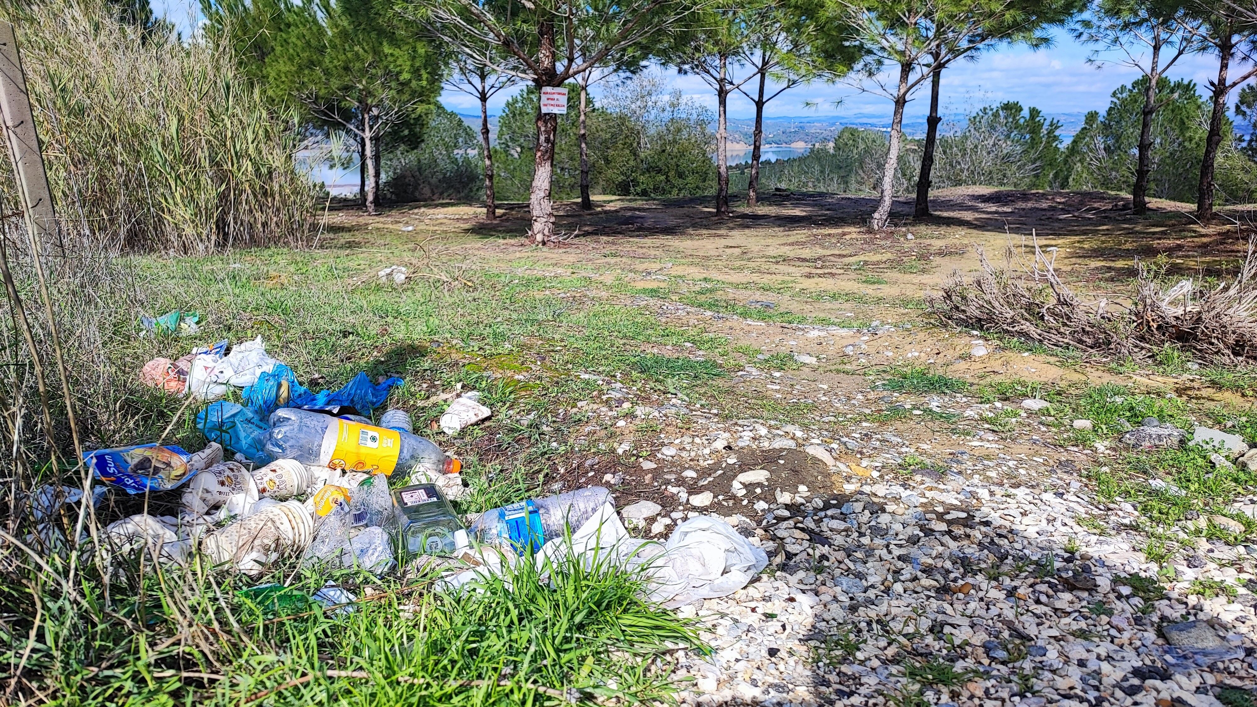 Vatandaşın Ağaca Astığı Tabiat Temiz Kalsın Uyarısı Yetmedi (1)