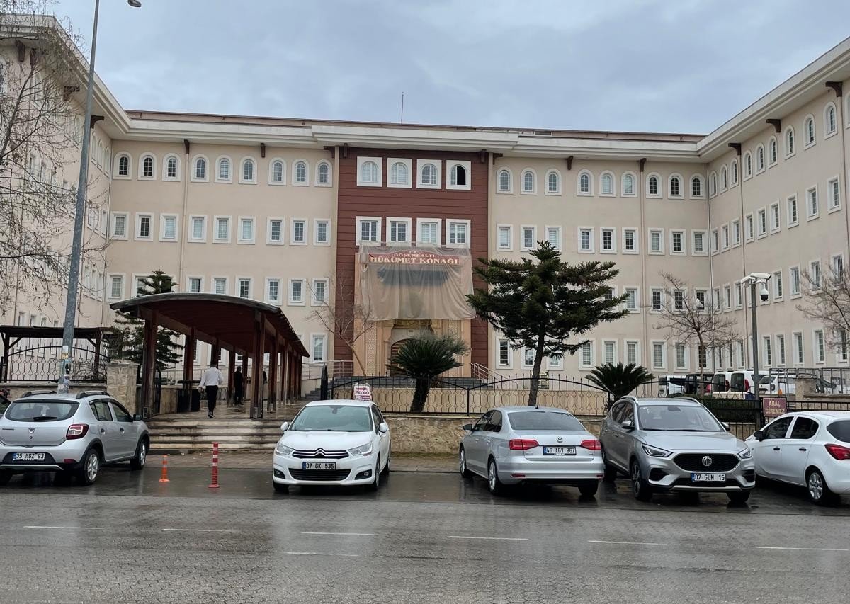 Antalya’da Hükümet Konağı’na poşetli kamuflaj