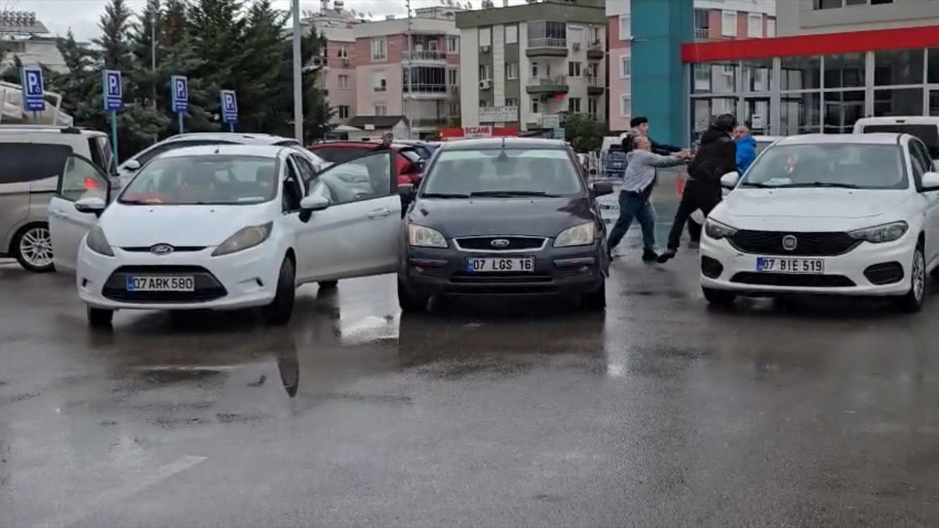 İki sürücünün kavgasını vatandaşlar ayırdı