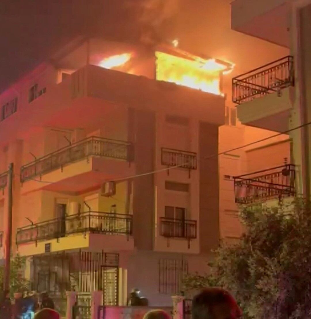 Yangınların Arasında Kalan Kediyi Itfaiyeye Kurtardı (2)