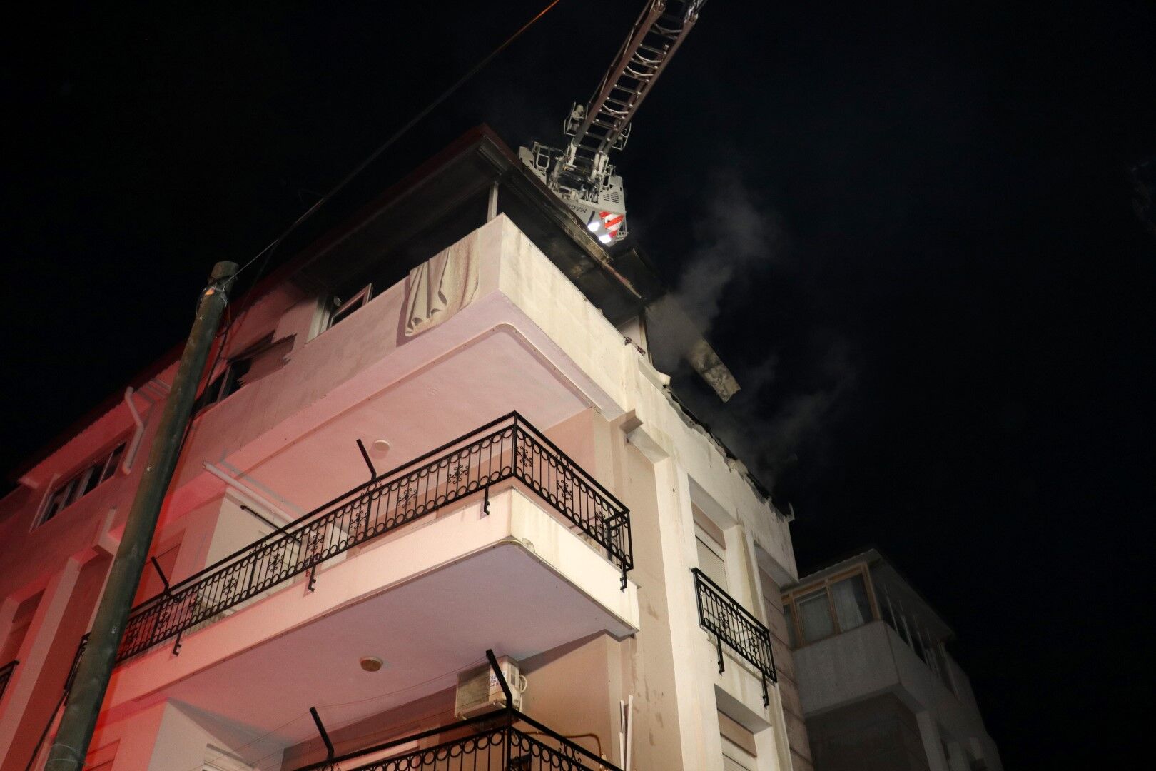 Yangınların Arasında Kalan Kediyi Itfaiyeye Kurtardı (3)