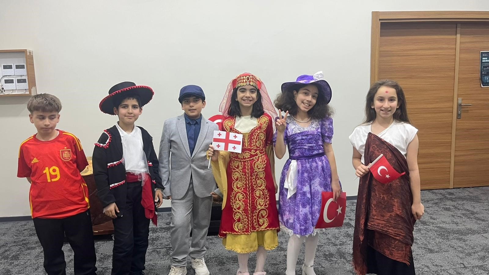 5 Ülkeden Gelen Öğrencilere Özel Marşlı Karşılama (1)