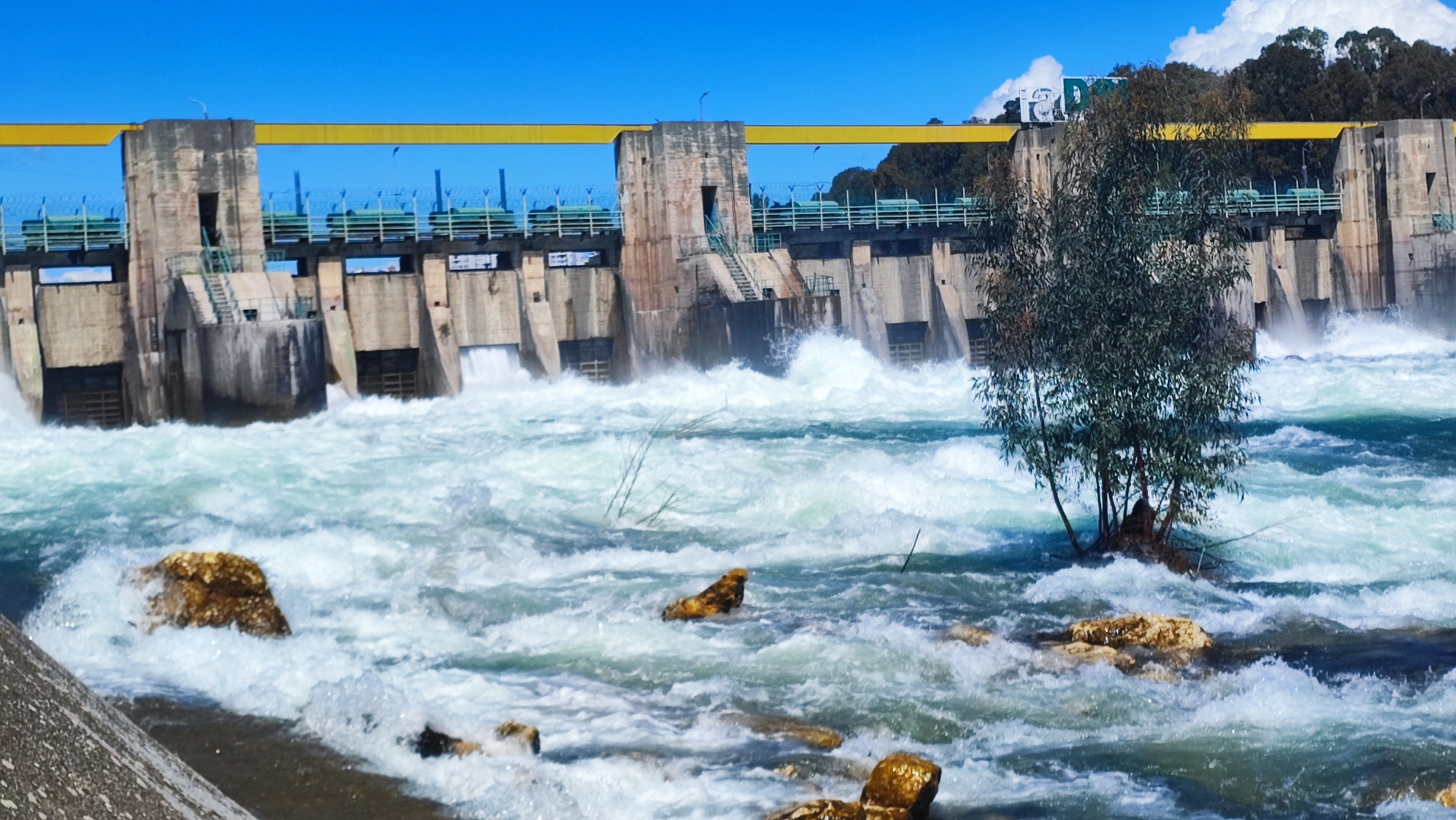 Taşkın önlemi manzaraya dönüştü, herkes fotoğraf çekti