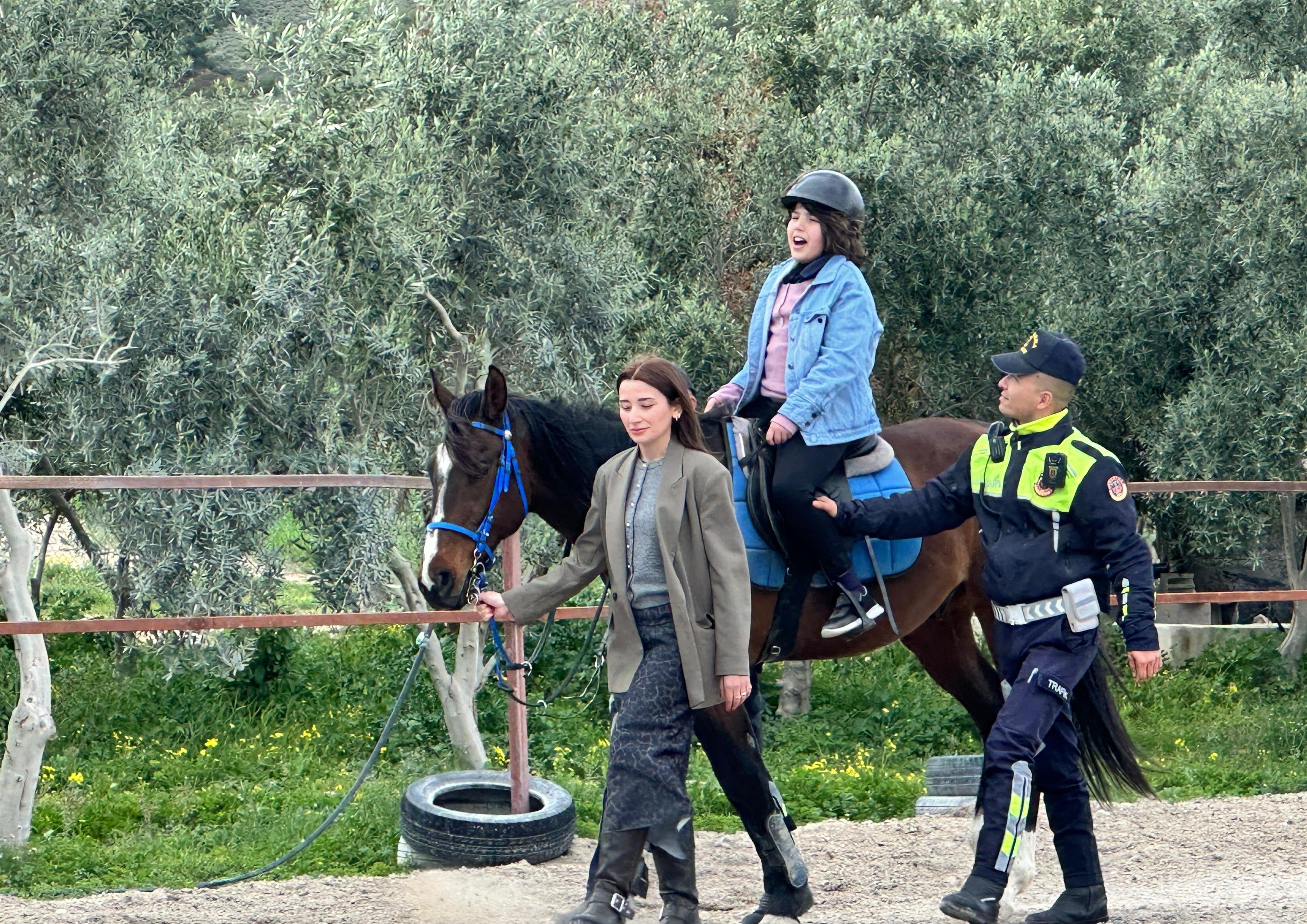 Otizmli çocuklara atla terapi desteği