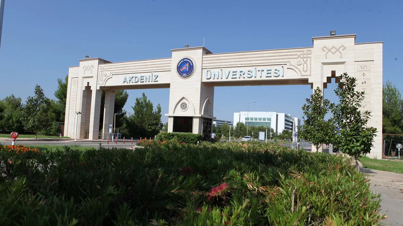 Akdeniz Üniversitesi’nde bir gecede 4 hoca işten çıkarıldı