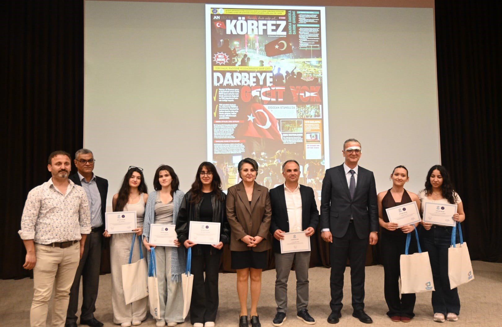 Akdeniz’deki 30 Öğrenci 15 Temmuz’u Manşette Taşıdı (2)