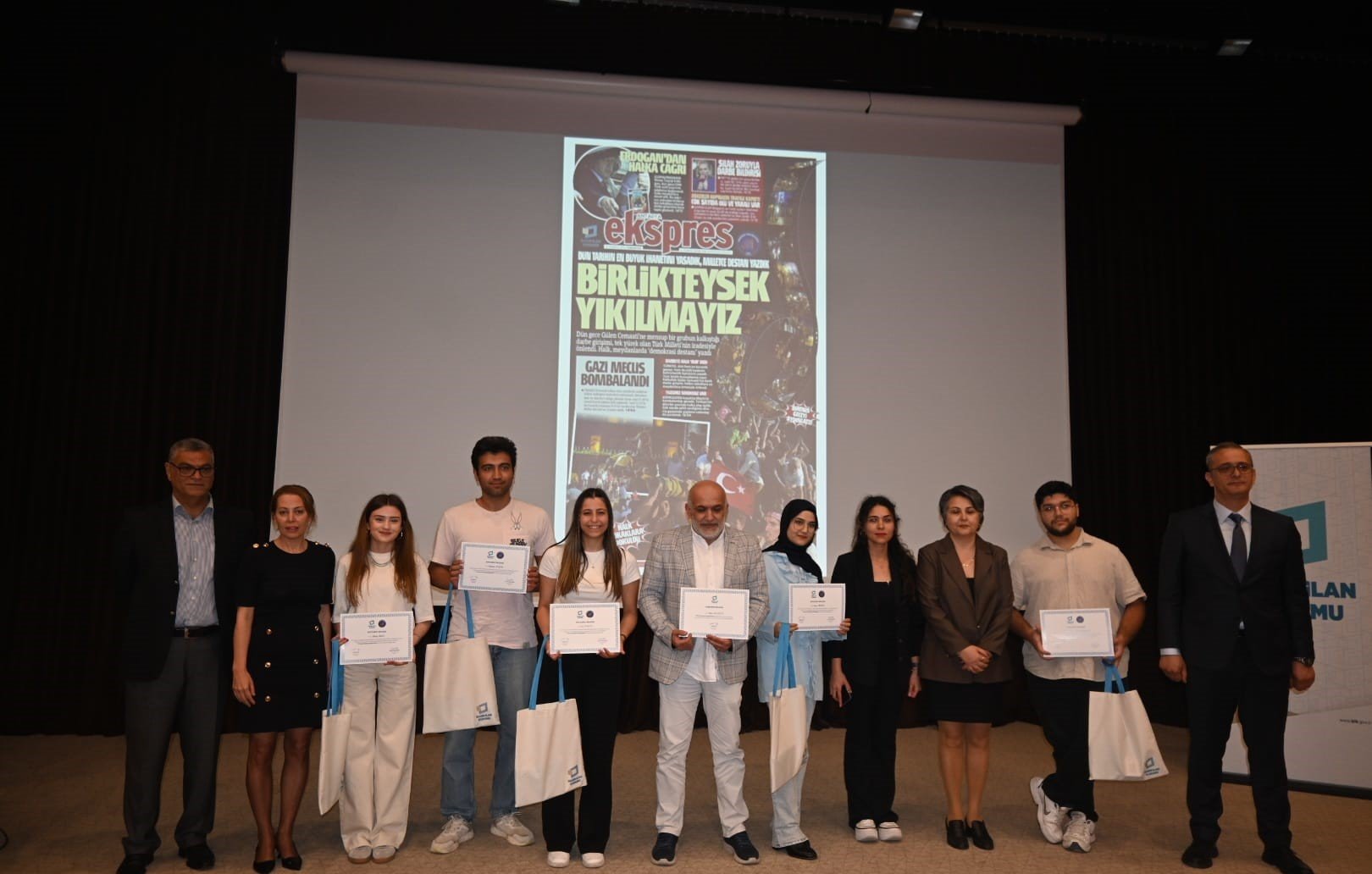 Akdeniz’deki 30 Öğrenci 15 Temmuz’u Manşette Taşıdı (4)