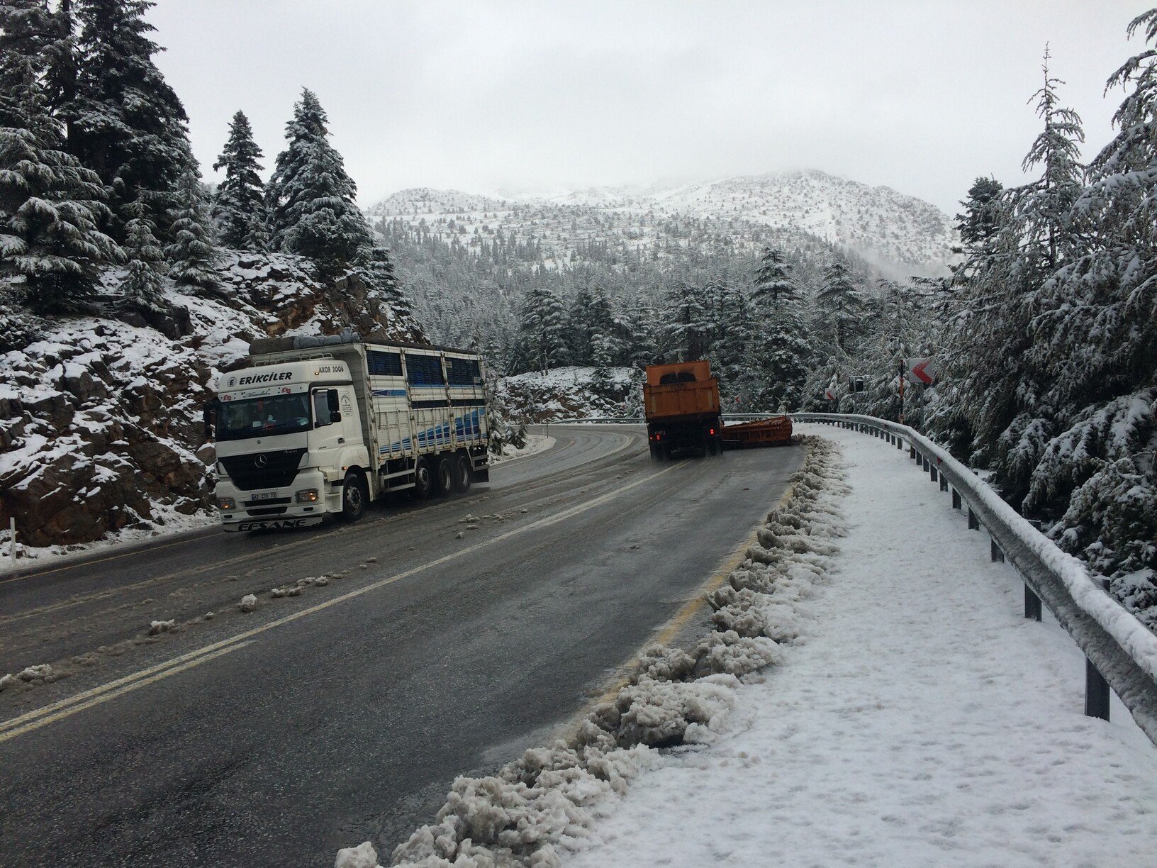 Antalya’da yağmur yerini kar yağışına bıraktı