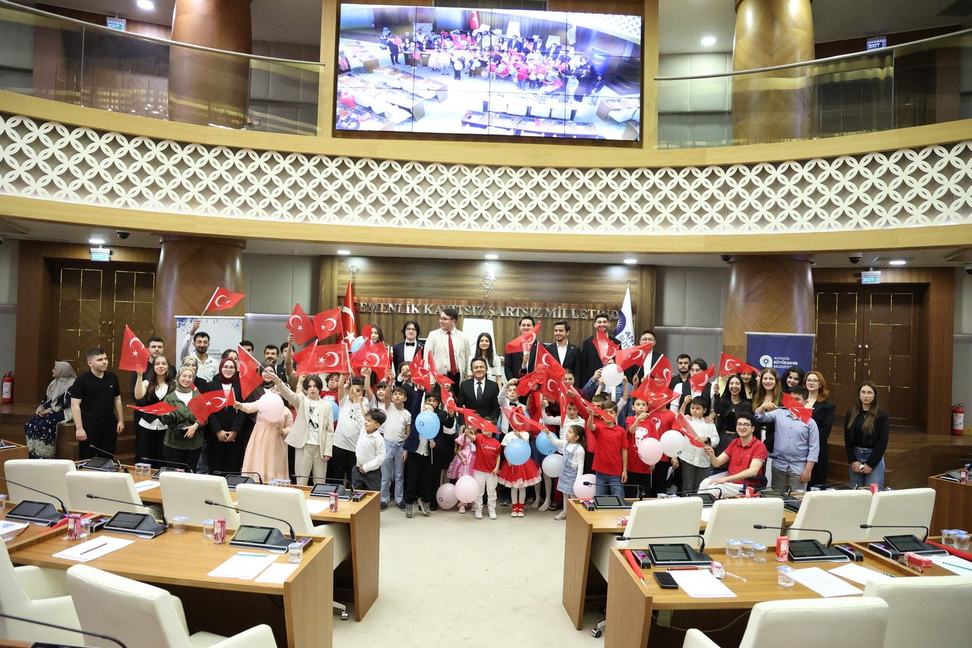 Antalya Büyükşehir Meclis Koltuğuna Oturan Çocuklar Iz Bıraktı (1)