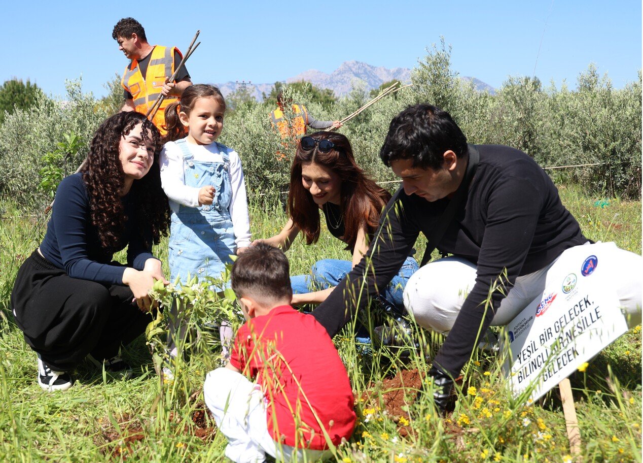 Antalya Büyükşehir Meclis Koltuğuna Oturan Çocuklar Iz Bıraktı (3)