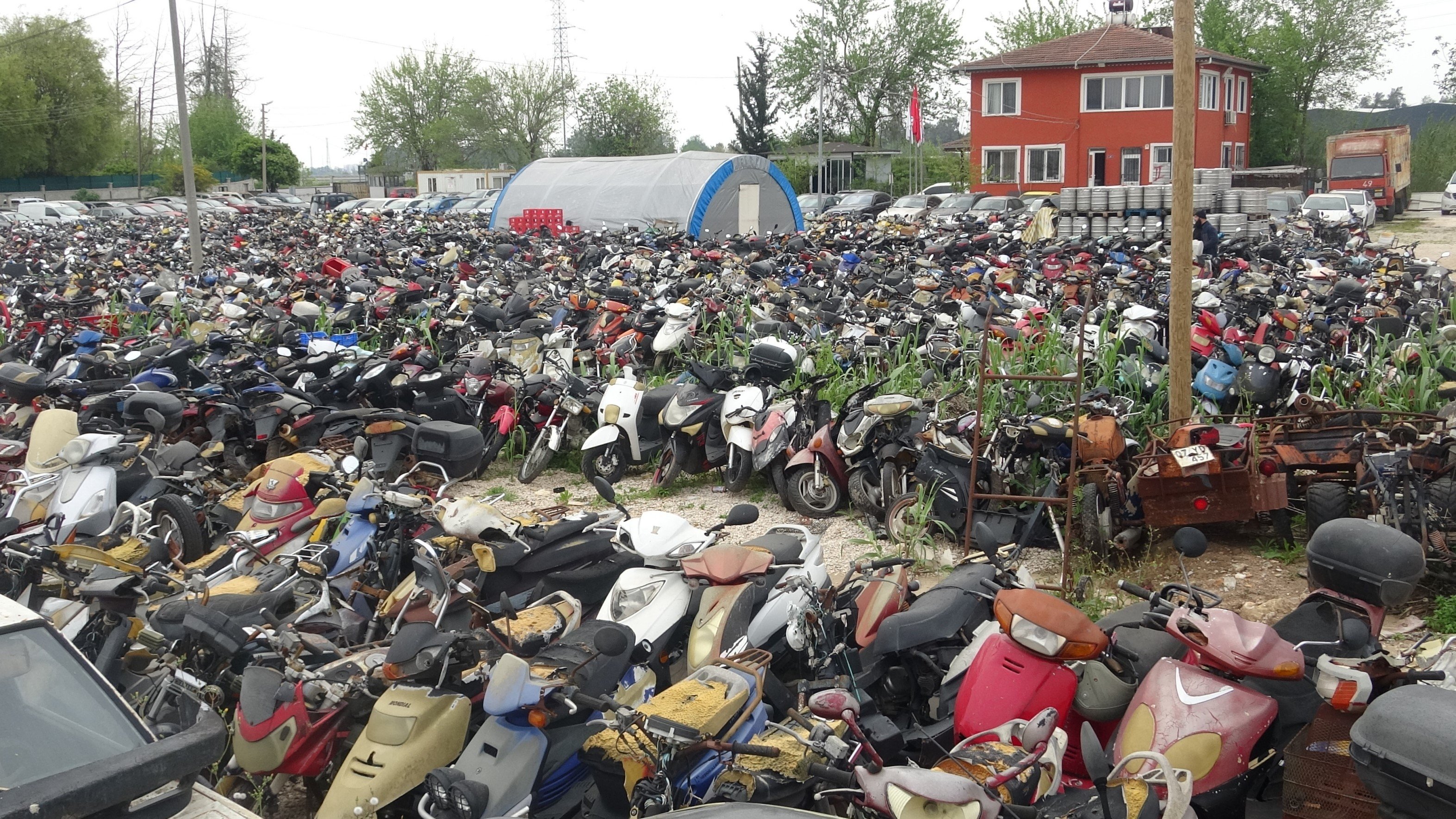 Antalya Mezarlığa Döndü! Milyonluk Araçlar Kaderine Terk Edildi (11)