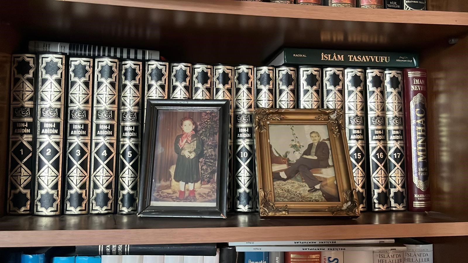 Antalya’da 77 Yaşındaki Mehmet Kaya 11 Bin Kitabıyla Evini Kütüphaneye Dönüştürdü (1)