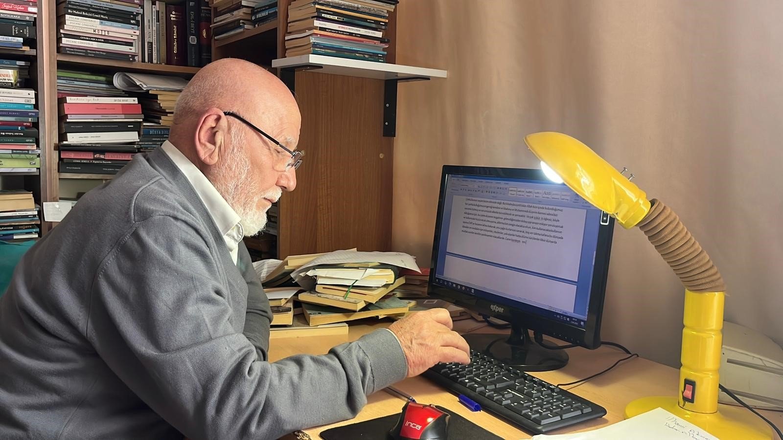 Antalya’da 77 Yaşındaki Mehmet Kaya 11 Bin Kitabıyla Evini Kütüphaneye Dönüştürdü (3)