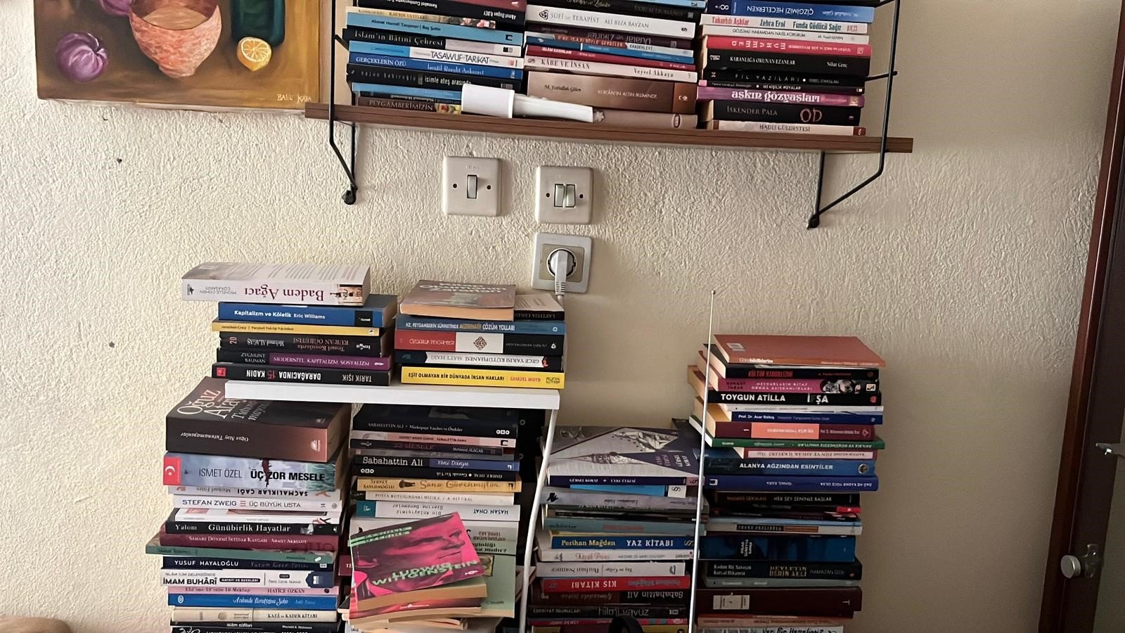 Antalya’da 77 Yaşındaki Mehmet Kaya 11 Bin Kitabıyla Evini Kütüphaneye Dönüştürdü (4)