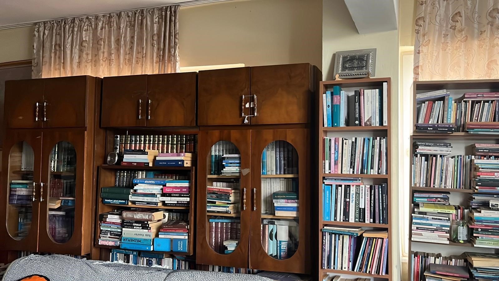 Antalya’da 77 Yaşındaki Mehmet Kaya 11 Bin Kitabıyla Evini Kütüphaneye Dönüştürdü (5)