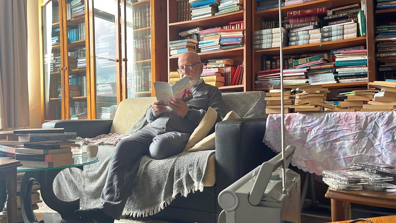 Antalya’da 77 Yaşındaki Mehmet Kaya 11 Bin Kitabıyla Evini Kütüphaneye Dönüştürdü (7)