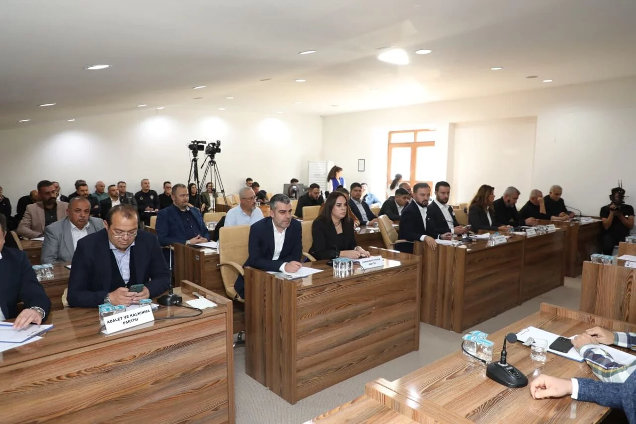 Antalya’da Iki Isim Chp’den Ihraç Edildi