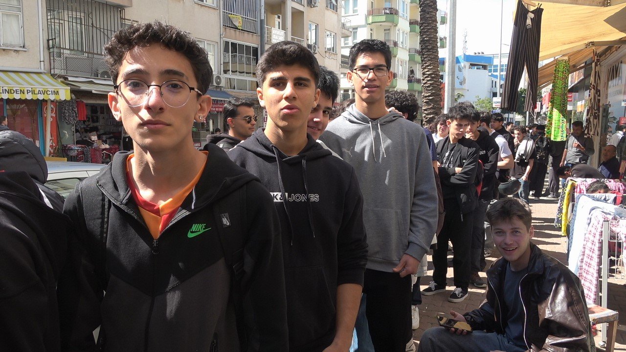 Antalya'da Ikinci El Giyim Mağazasında Gençlerin Yoğun Ilgisiyle Izdihama Yaşandı (1)