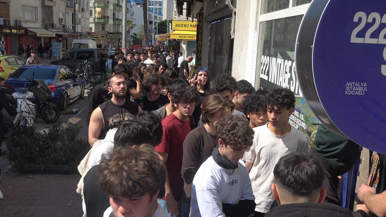 Antalya'da Ikinci El Giyim Mağazasında Gençlerin Yoğun Ilgisiyle Izdihama Yaşandı (4)