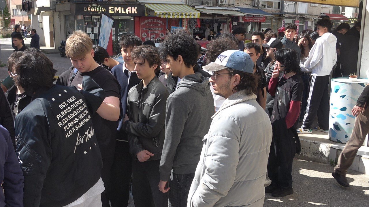 Antalya'da Ikinci El Giyim Mağazasında Gençlerin Yoğun Ilgisiyle Izdihama Yaşandı (6)