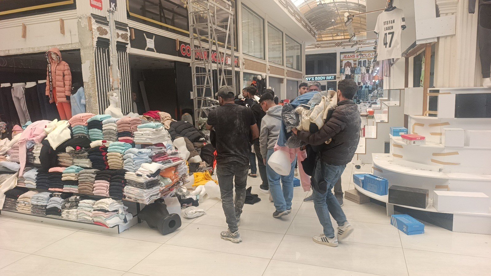 Antalya'da Iş Merkezinde Yürekler Ağza Geldi! İşyerine Yangın Çıktı (1)