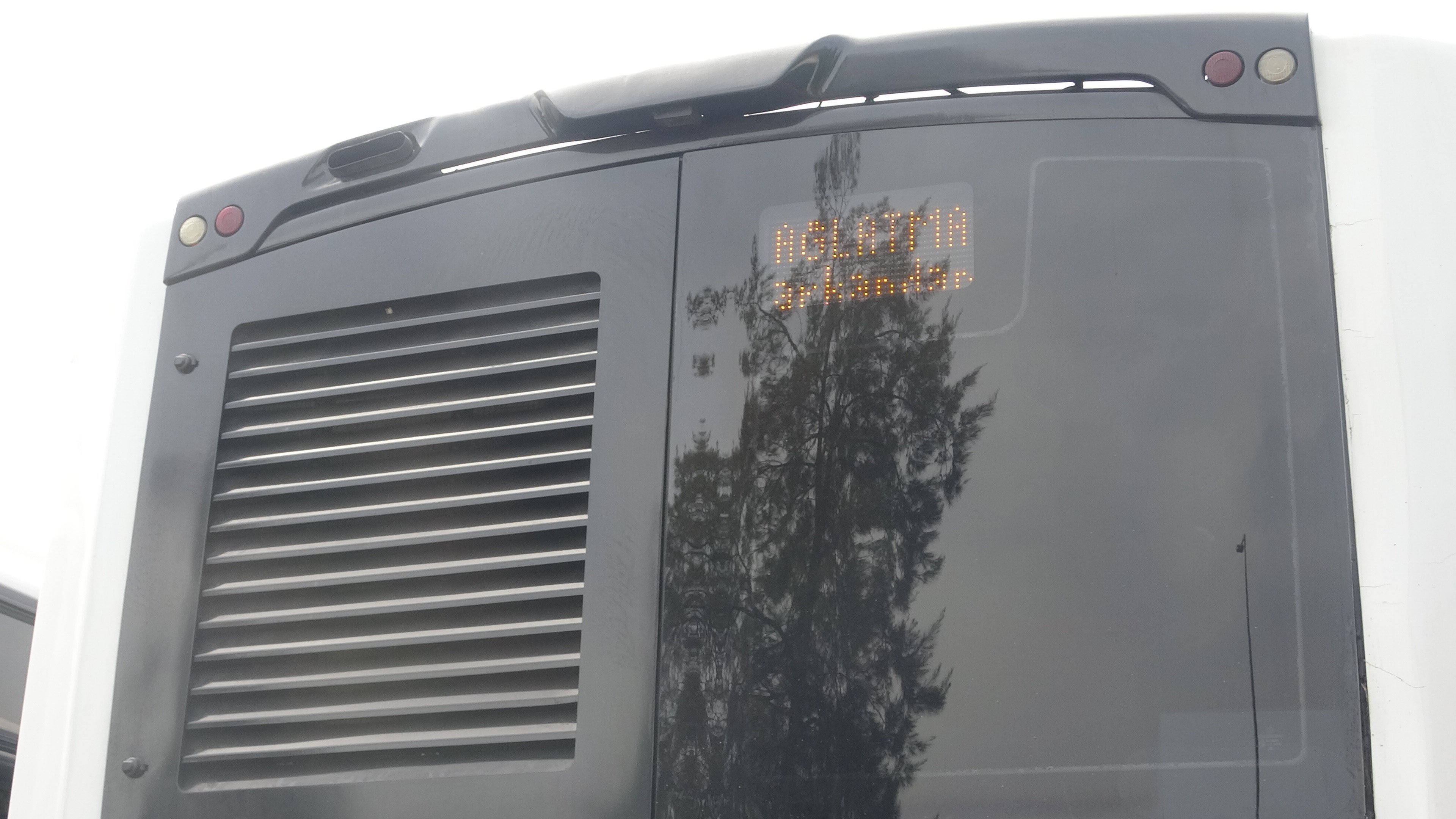 Antalya’da Otobüs Şoföründen Patenci Çocuklara Led'li Uyarı (3)