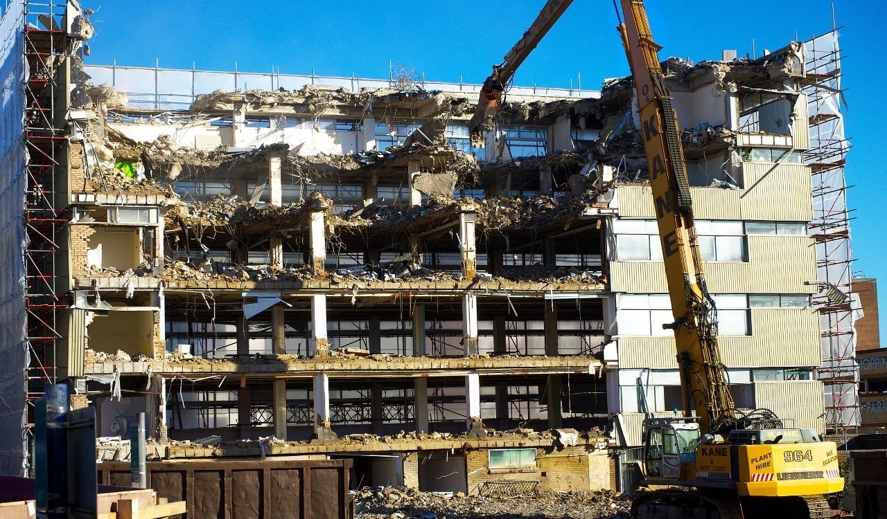 Antalya’da yıkılan evlerin yerine yenisi gelmedi! Antalya’nın huzurlu ilçesinde huzur kalmadı