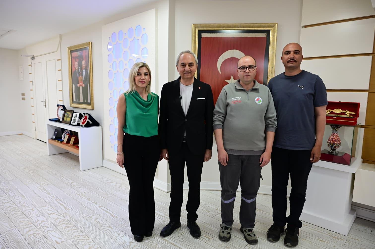 Bayrağa Sahip Çıkan Personele Mesut Kocagöz’den Ödül (1)