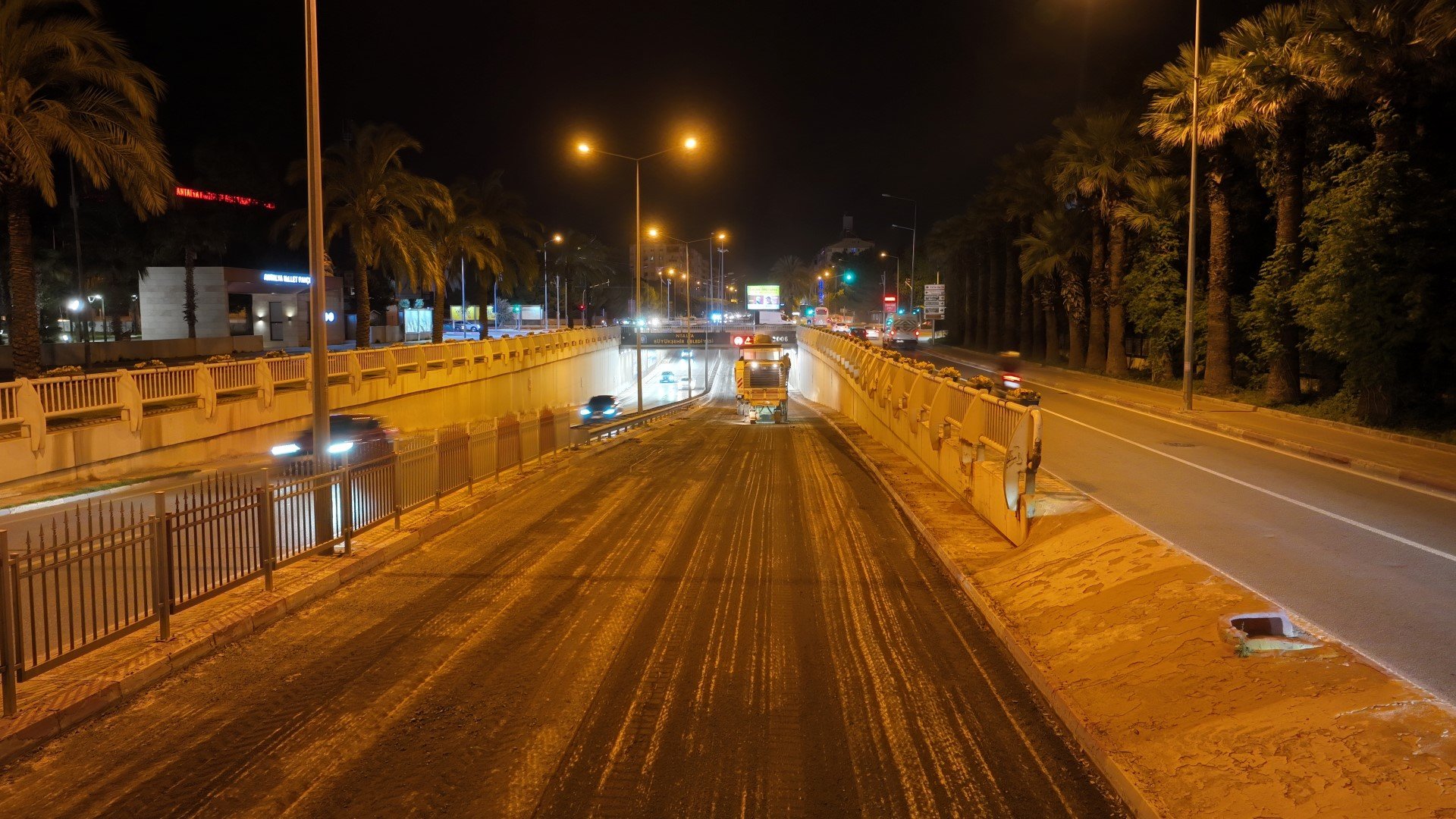 Büyükşehir Belediyesi Gece Gündüz Çalıştı Antalya’nın En Önemli Yolunu Yeniden Yapıldı (1)