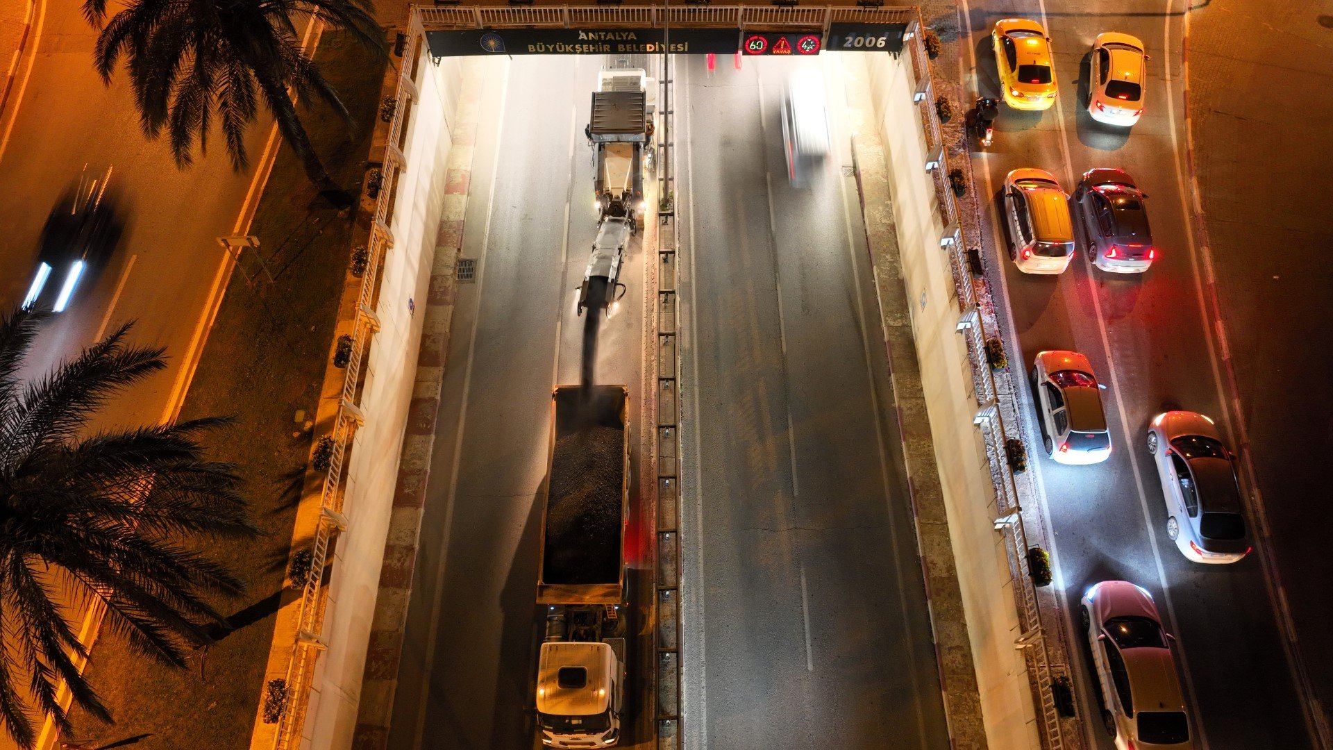 Büyükşehir Belediyesi Gece Gündüz Çalıştı Antalya’nın En Önemli Yolunu Yeniden Yapıldı (3)