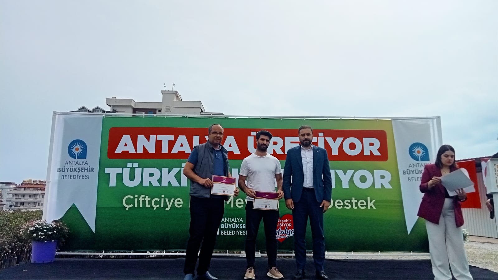 Büyükşehir Belediyesi üreticinin yüzünü keçiboynuzu ile güldürdü