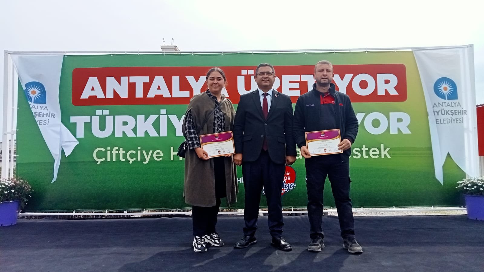 Büyükşehir Belediyesi Üreticinin Yüzünü Keçiboynuzu Ile Güldürdü (3)