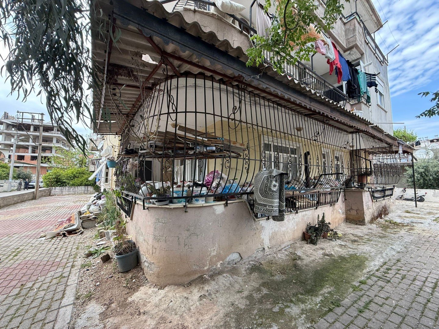 Daire Içerisinde Ve Bahçede Biriktirilen Çöpler Vatandaşı Isyan Ettirdi (2)