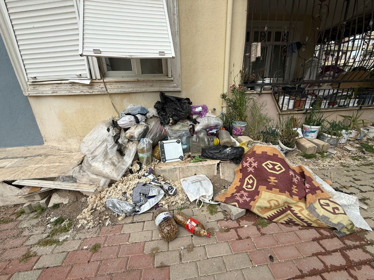 Daire Içerisinde Ve Bahçede Biriktirilen Çöpler Vatandaşı Isyan Ettirdi (3)