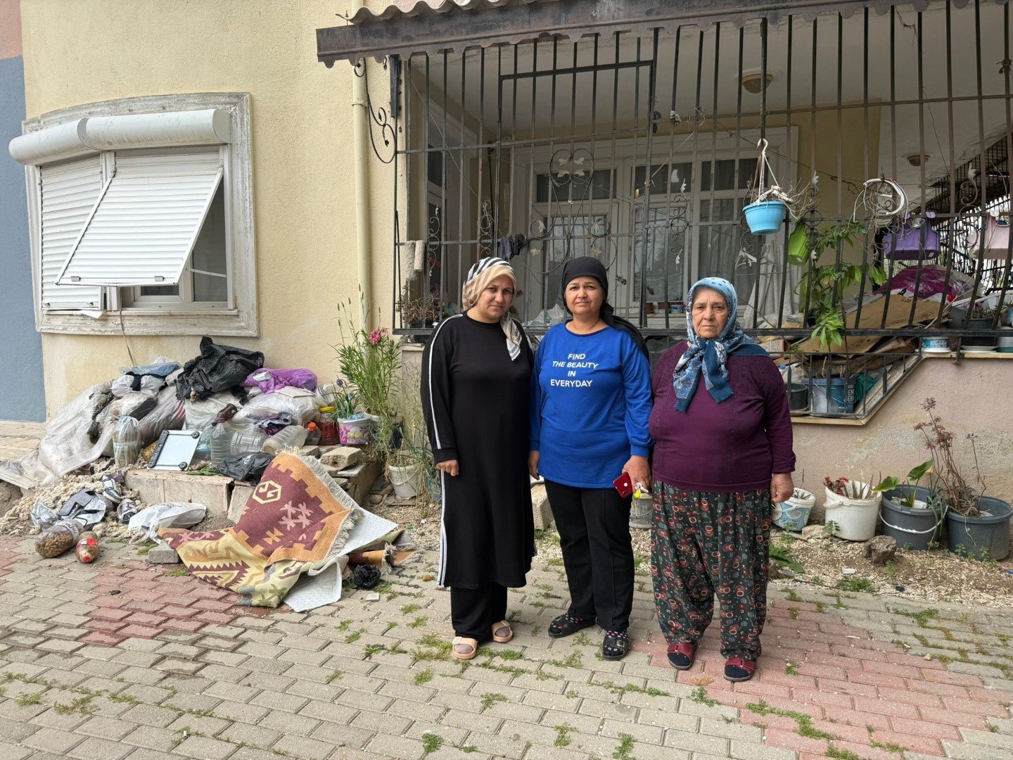 Daire Içerisinde Ve Bahçede Biriktirilen Çöpler Vatandaşı Isyan Ettirdi (4)