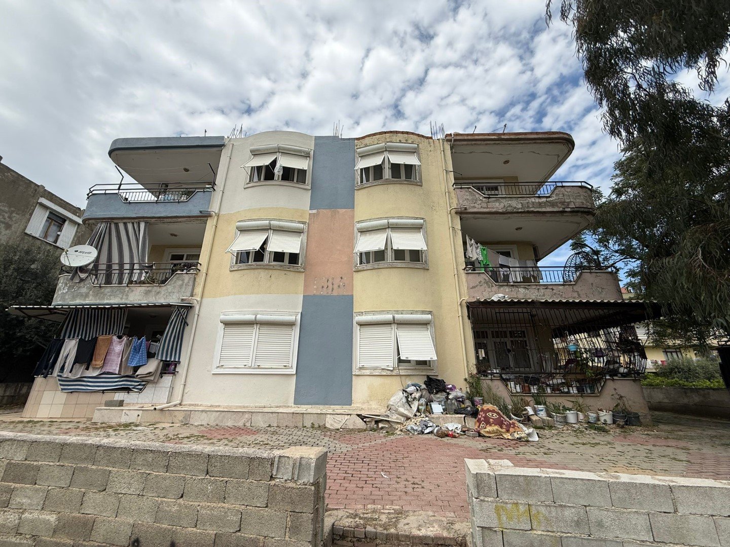 Daire Içerisinde Ve Bahçede Biriktirilen Çöpler Vatandaşı Isyan Ettirdi (5)