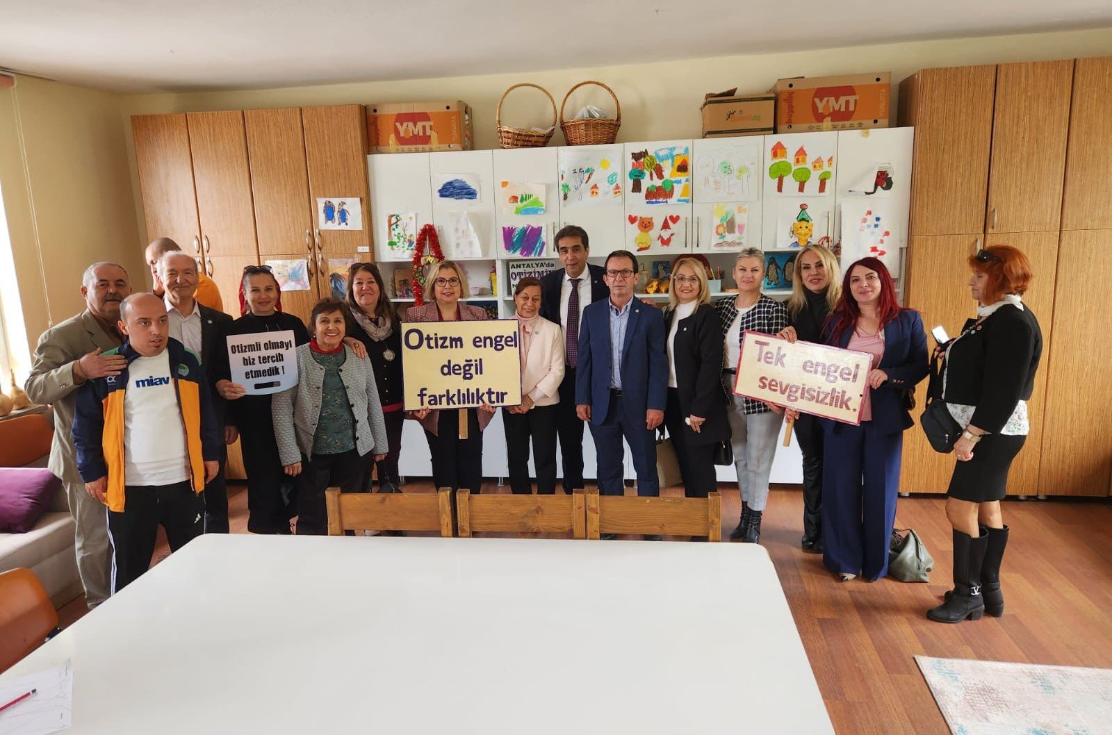 İyi Parti Antalya teşkilatı Dünya Otizm Farkındalık Günü’nü unutmadı