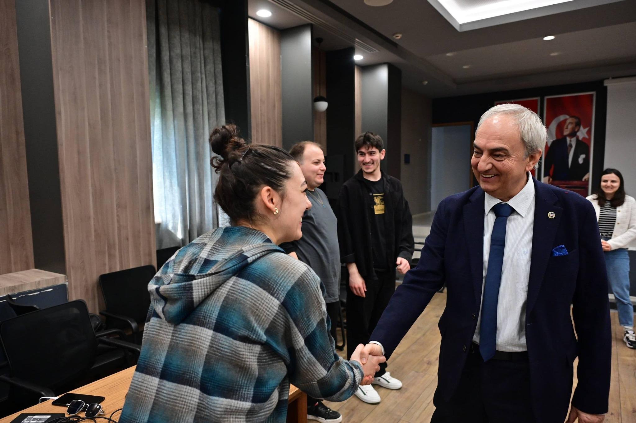 Kepez’in Ödüllü Tiyatro Ekibinden 19 Mayıs’a Özel Anlamlı Gösterim (5)