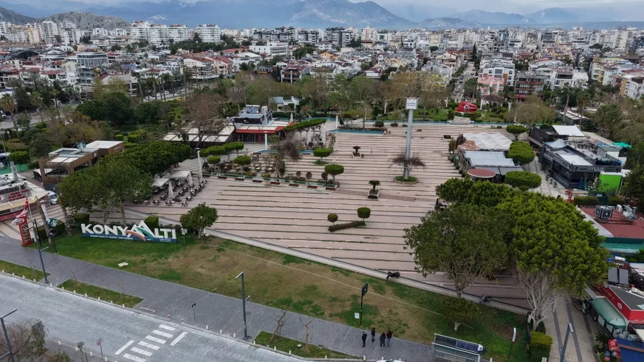 Konyaaltı Kent Meydan’ındaki Kaçak Yapılar Yıkıldı (1)-1