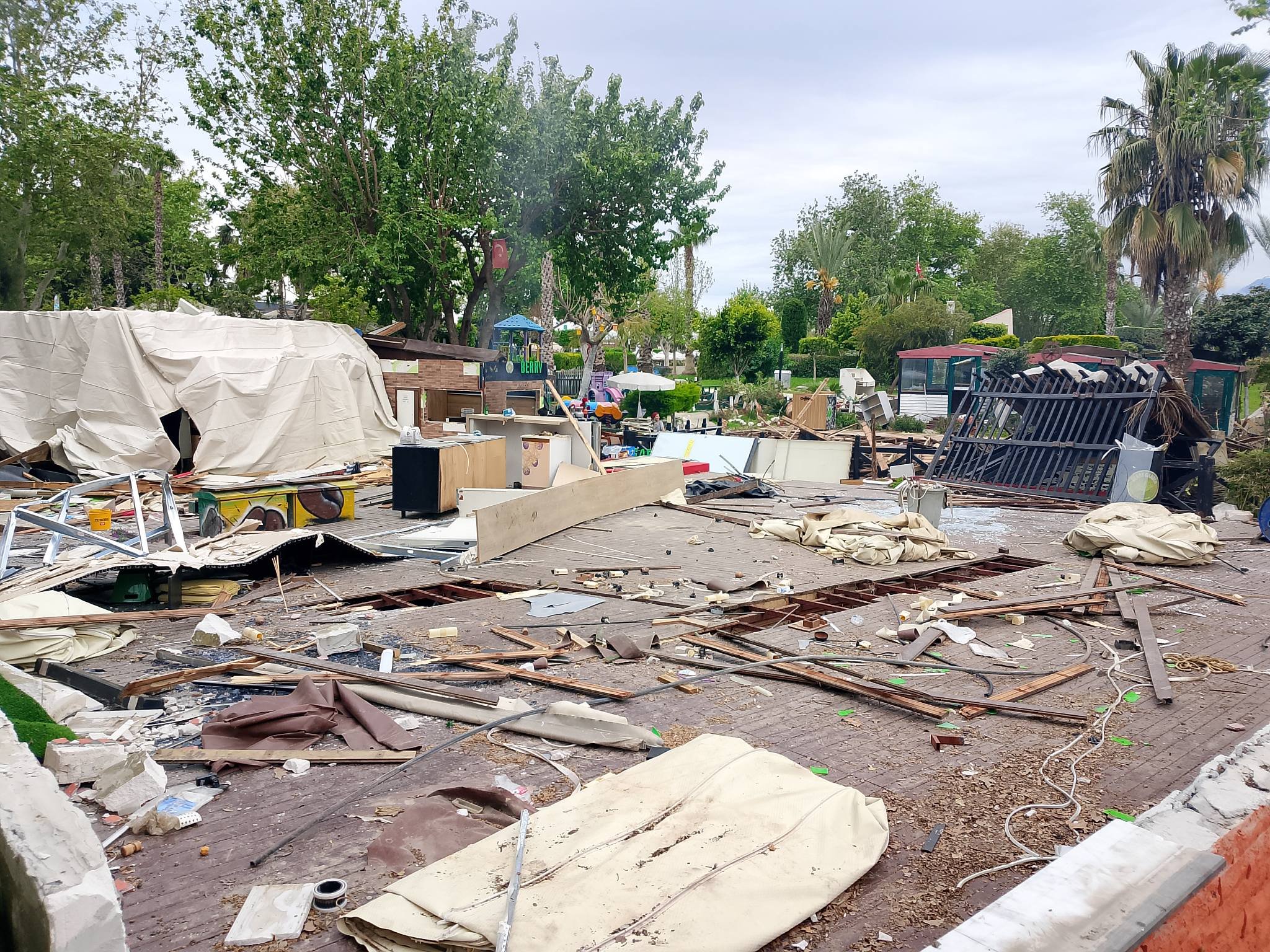 Konyaaltı Kent Meydan’ındaki Kaçak Yapılar Yıkıldı (4)