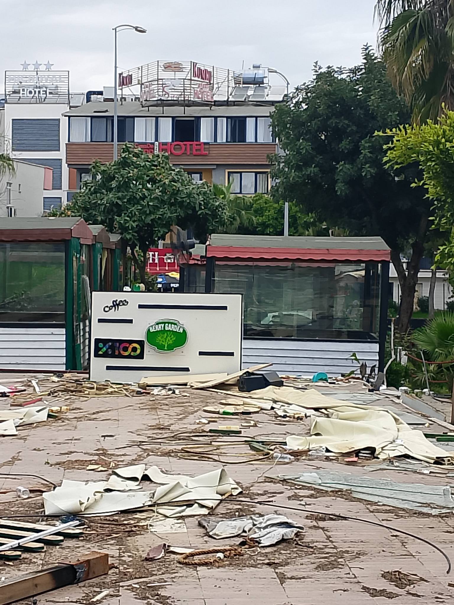 Konyaaltı Kent Meydan’ındaki Kaçak Yapılar Yıkıldı (5)