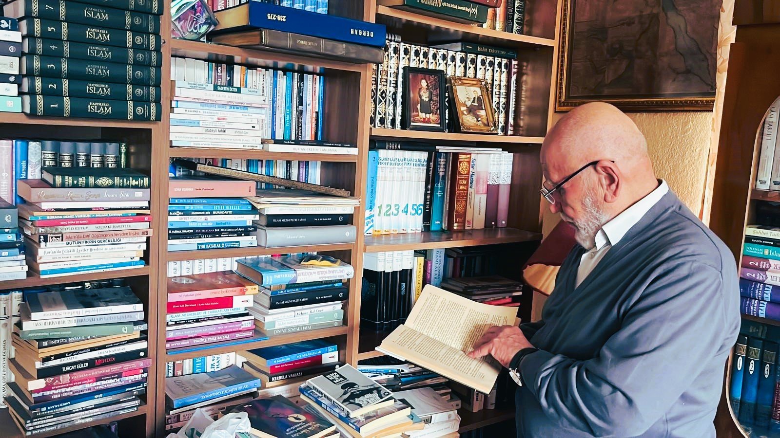 Antalya’da 77 yaşındaki Mehmet Kaya 11 bin kitabıyla evini kütüphaneye dönüştürdü