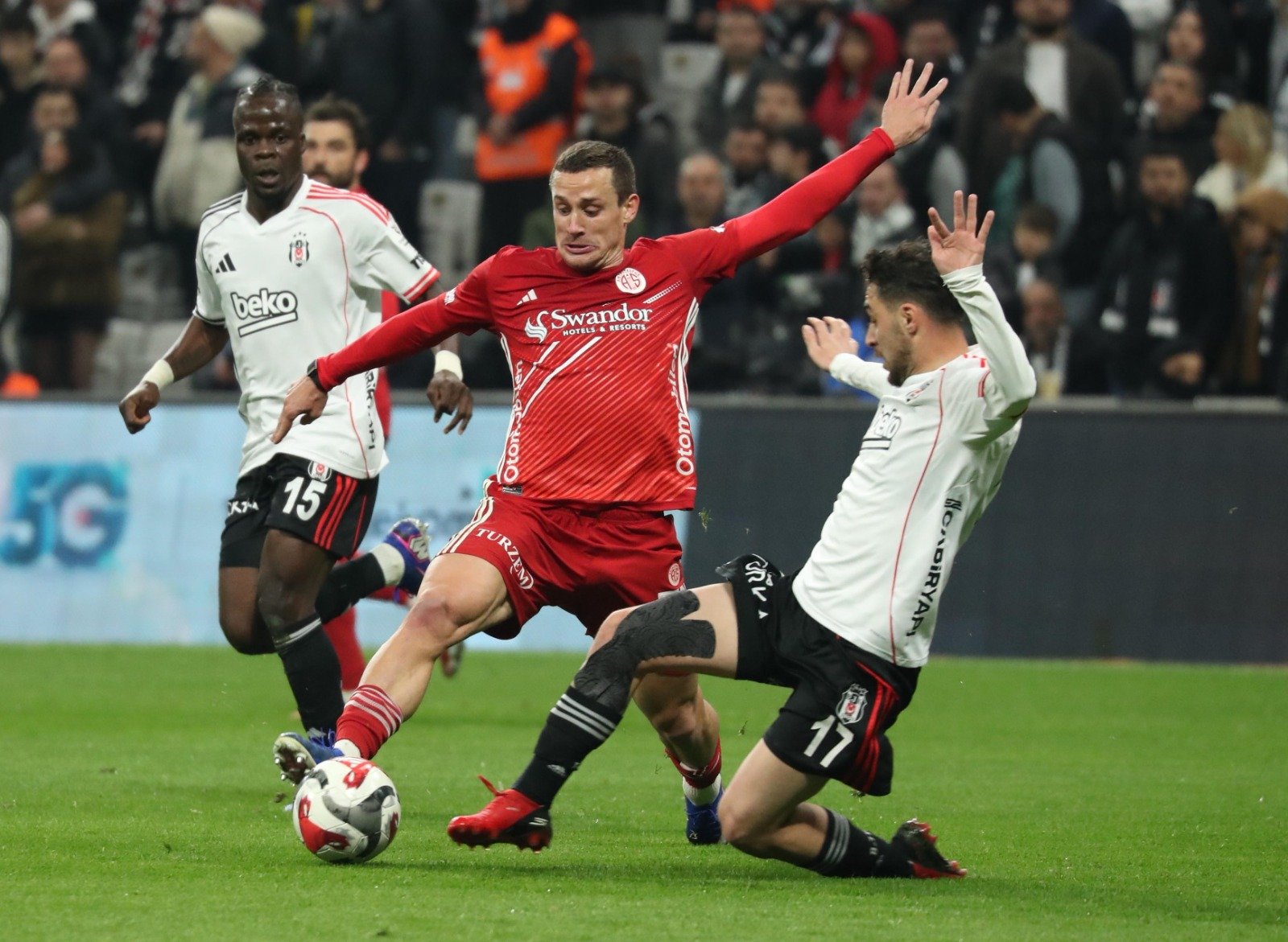 Sami Ugurlu Antalyaspor Besiktas (2)