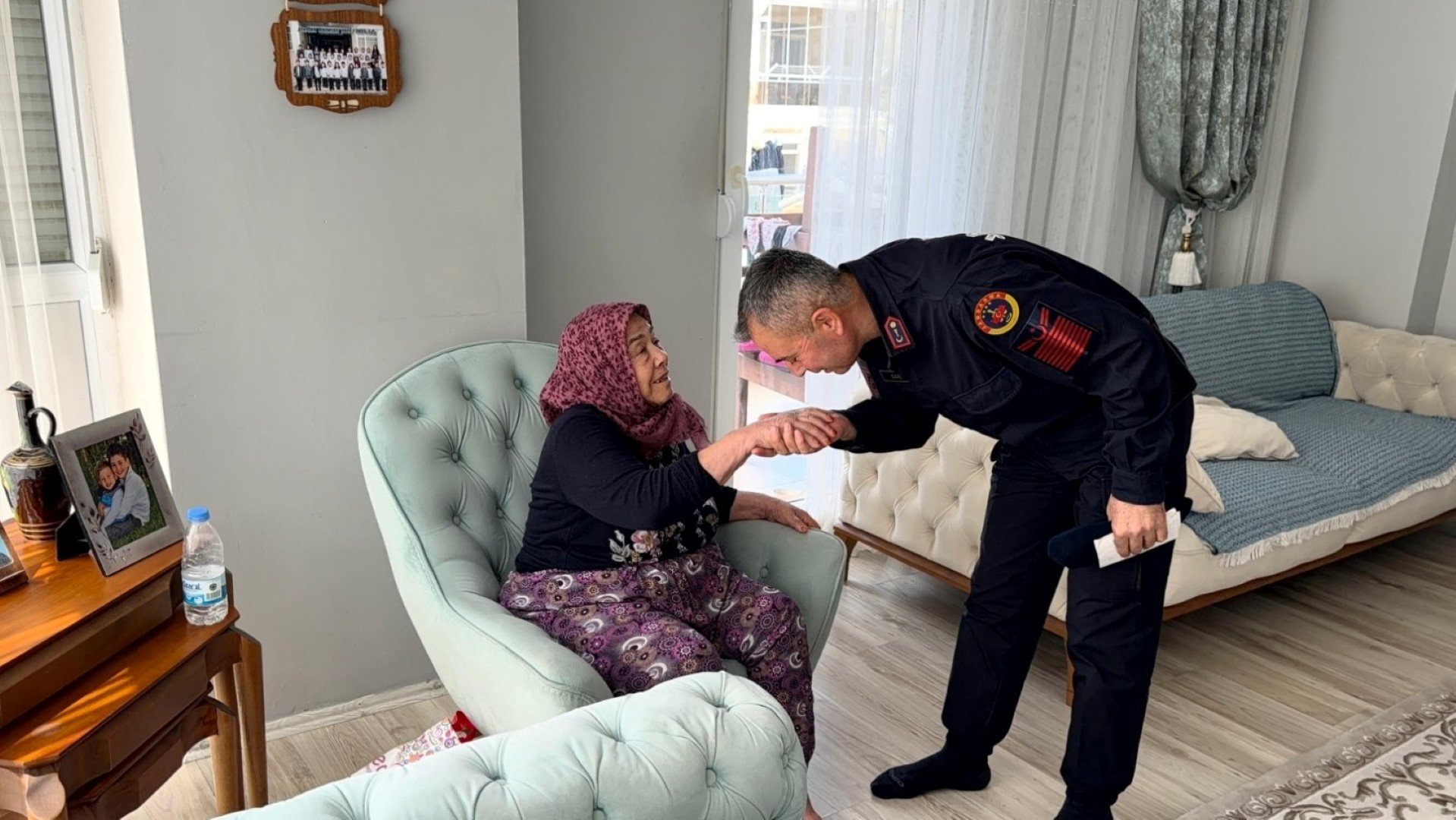 Şehit Olan Askerin Annesine Duygulandıran Ziyaret (3)